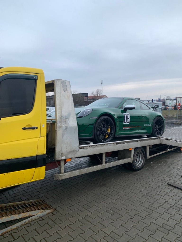 Porsche 911 GT3 на платформі жовтого евакуатора